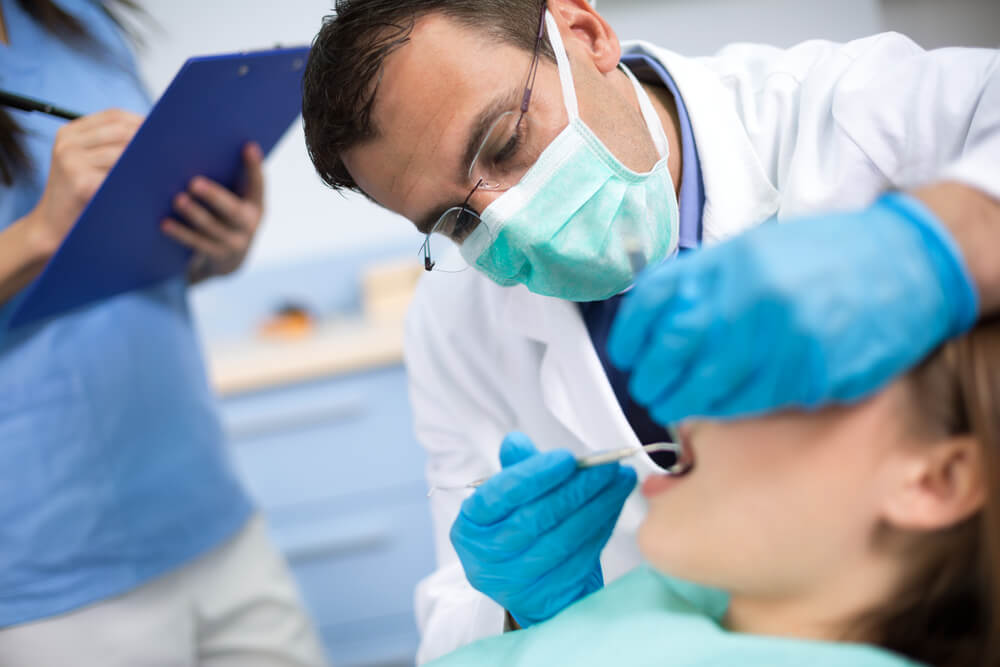 Dentist for dental implant